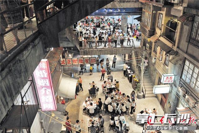 美食已逐渐成为长沙旅游的金字招牌，图为老长沙龙虾馆内，慕名而来的“吃货”络绎不绝。 长沙晚报记者 王志伟 摄