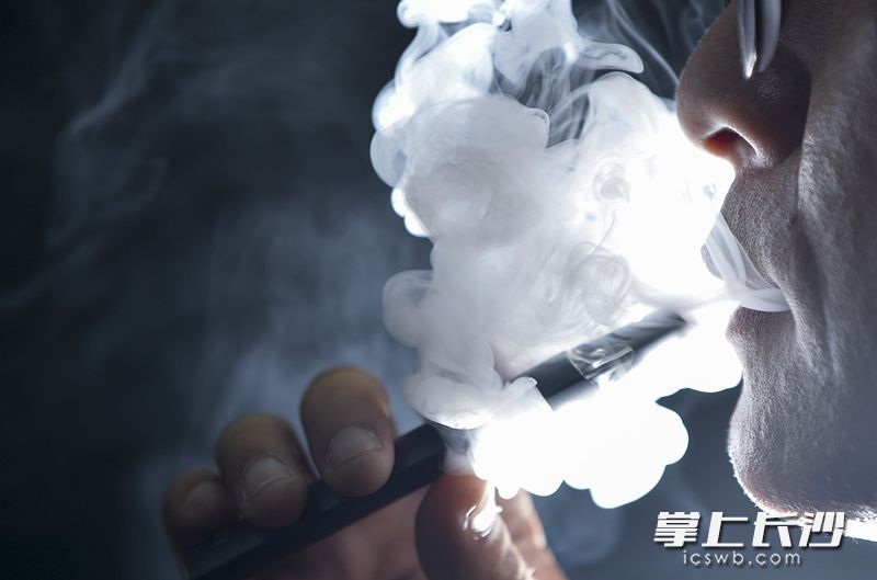 专家表示,电子烟和其二手烟均对人体健康有害,不提倡作为辅助戒烟工具,更不应猎奇尝鲜。 长沙晚报全媒体记者 邹麟 摄 专家表示,电子烟和其二手烟均对人体健康有害,不提倡作为辅助戒烟工具,更不应猎奇尝鲜。 长沙晚报全媒体记者 邹麟 摄