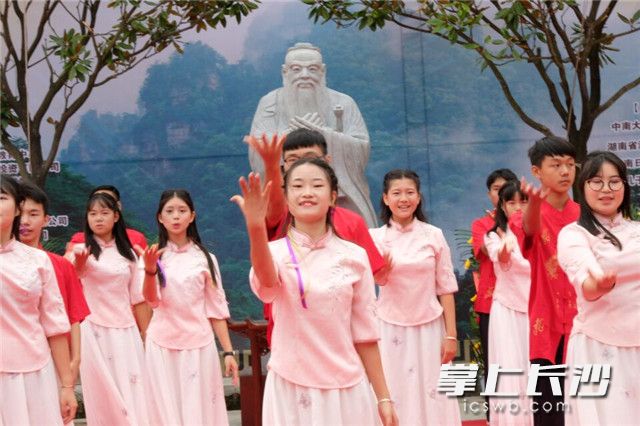 韶山南岸国学院学生表演手语舞蹈《中华经典》。长沙晚报通讯员 刘科 供图