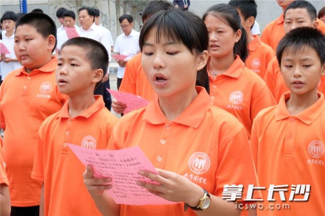 韶山南岸国学院学生齐诵《论语》。长沙晚报通讯员 刘科 供图