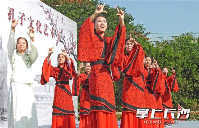 9月28日，演员在江苏连云港举行的孔子文化艺术节上表演汉舞。新华社发(耿玉和 摄)