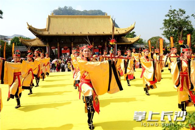 9月28日，演员在广西柳州文庙祭孔大典上表演祭舞。新华社发(黎寒池 摄)