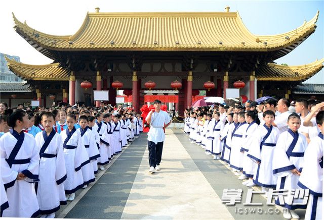 9月28日，礼生在广西柳州文庙祭孔大典上敬献贡品。新华社发(黎寒池 摄)