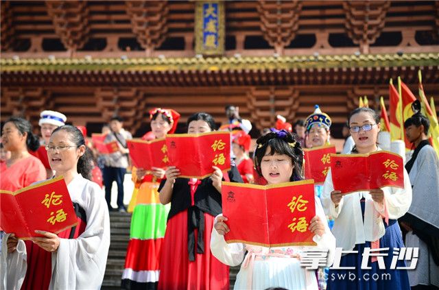 9月28日，社会各界代表在广西柳州文庙祭孔大典上诵读《论语》。新华社发(黎寒池 摄)