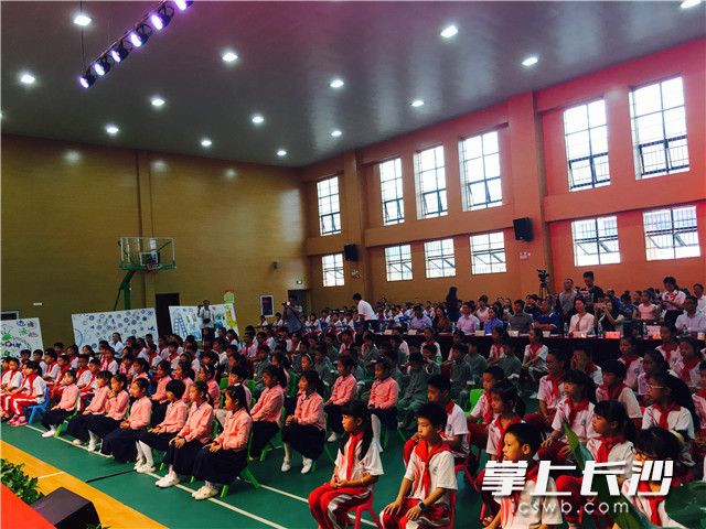 诵千古美文祭先贤、做少年君子育美德&rdquo;为主题纪念孔子诞辰活动在岳麓区天顶街道岳麓区第二小学体育馆举行。