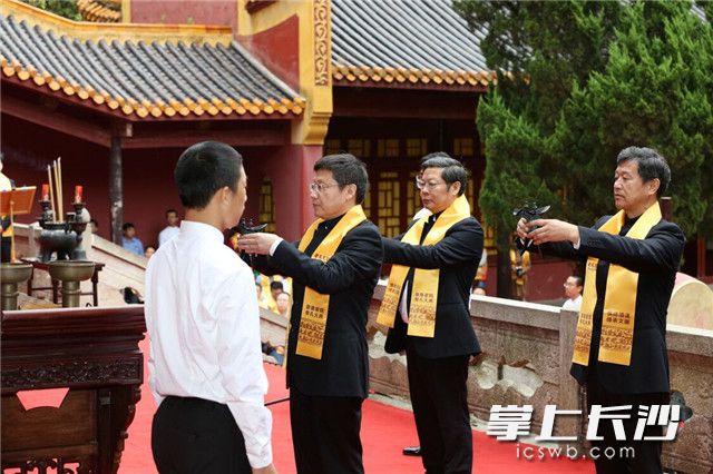 祭孔大典沿用孔庙祭礼中规格最高的&ldquo;释奠礼&rdquo;。图为三献官行分献礼。