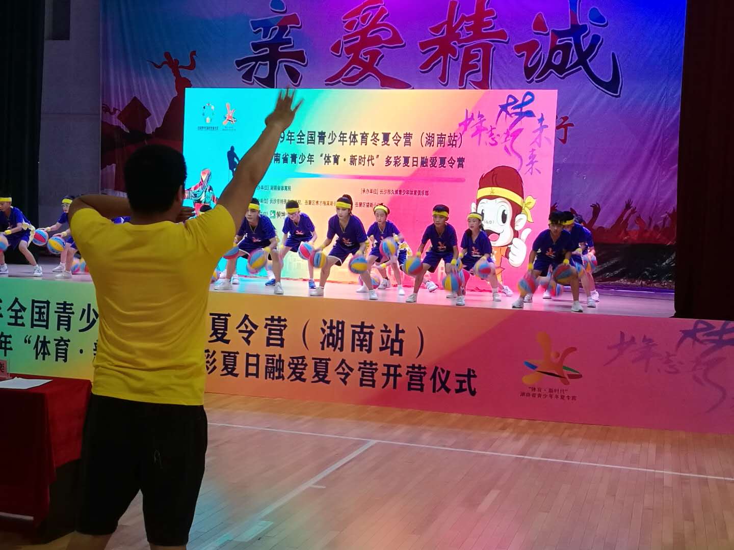 台下的教练用手势“告诉”孩子们音乐的节奏。均为罗娟供图