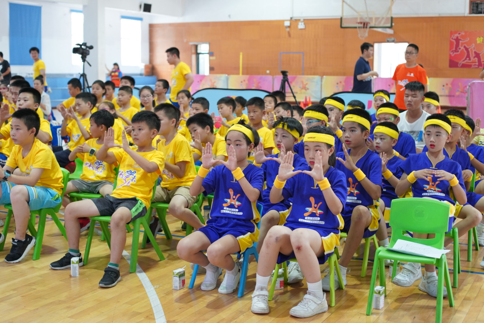 全场的小朋友一起学习手语“我的湖南赞赞赞”。