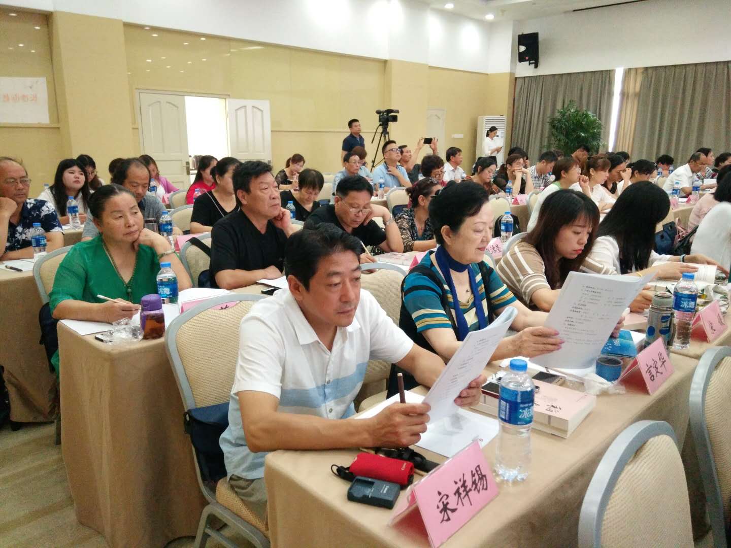 学员们正在认真学习，培训班将持续两日。