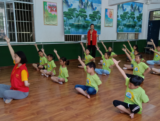 志愿者正在教孩子们舞蹈。均为长沙晚报通讯员 李曼 供图