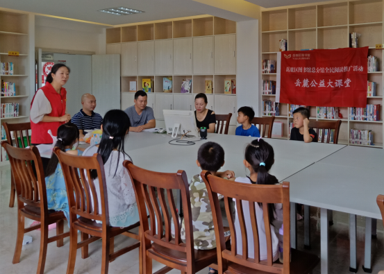 孩子们在公益大课堂中学习手工制作。