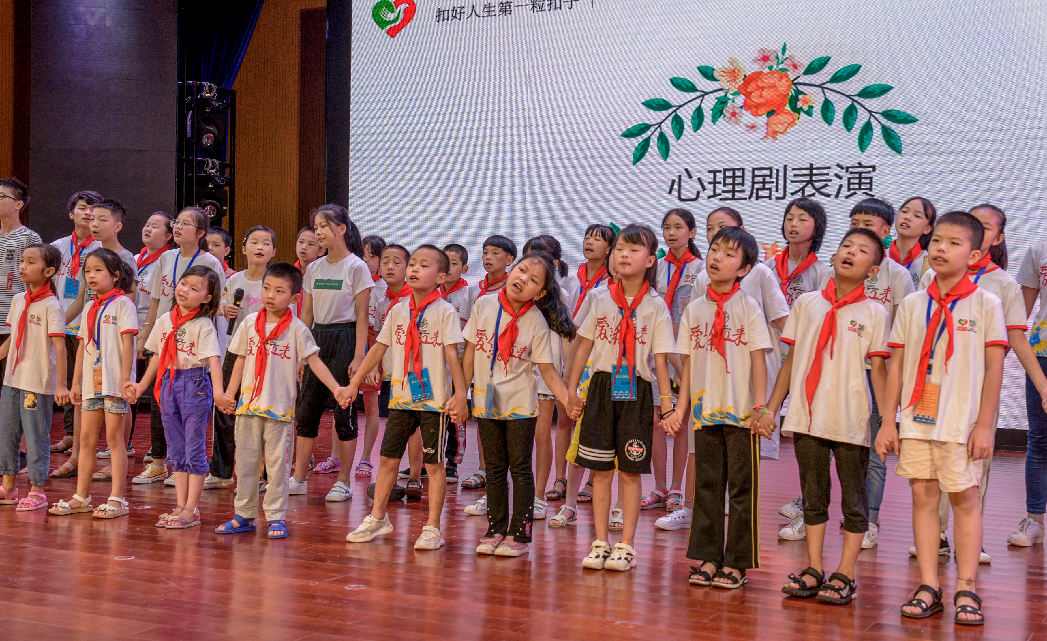 孩子们还结营仪式上一起表演心理剧《夜空中最闪亮的星》，表达对爱心志愿者们的感恩之情。 长沙晚报全媒体记者 陈飞 摄