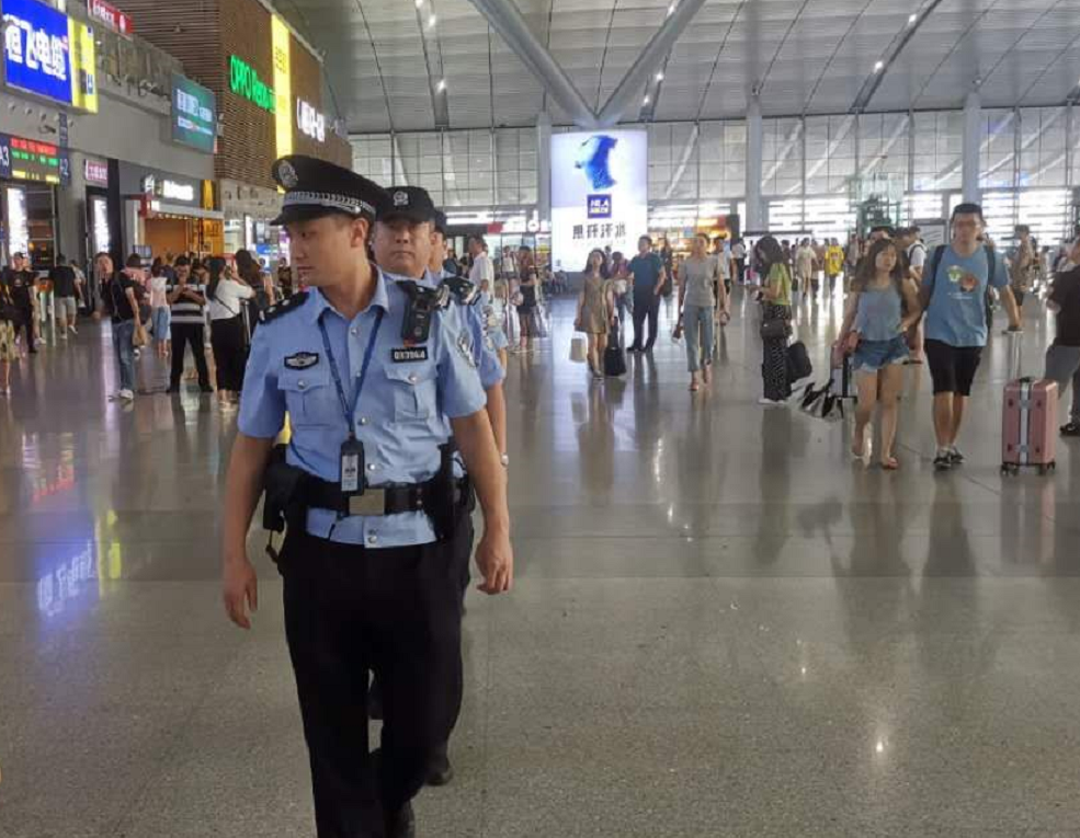 长沙火车南站派出所全面提升安保等级,加强巡逻防控。 警方供图 长沙火车南站派出所全面提升安保等级,加强巡逻防控。 警方供图
