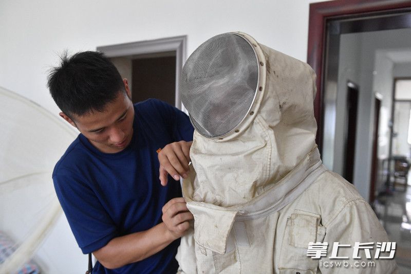 消防员正在穿防蜂服。长沙晚报全媒体记者 余劭劼 摄