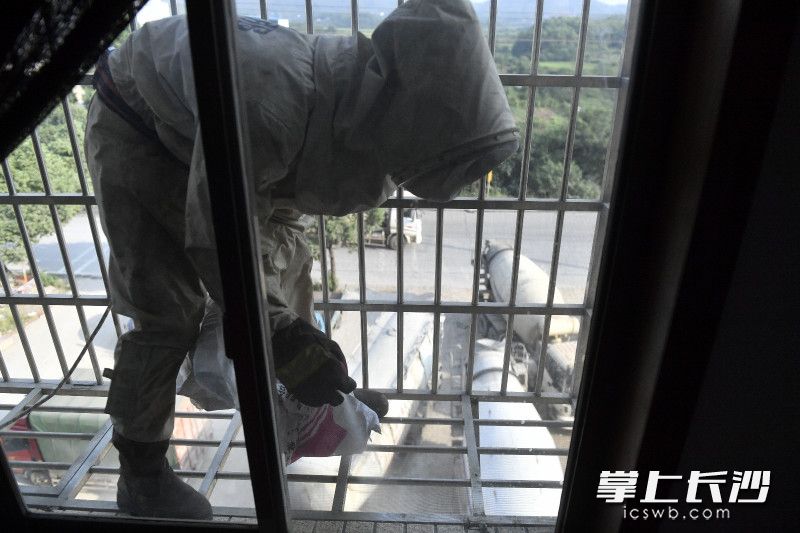 周军将马蜂窝装进编织袋内。长沙晚报全媒体记者 余劭劼 摄