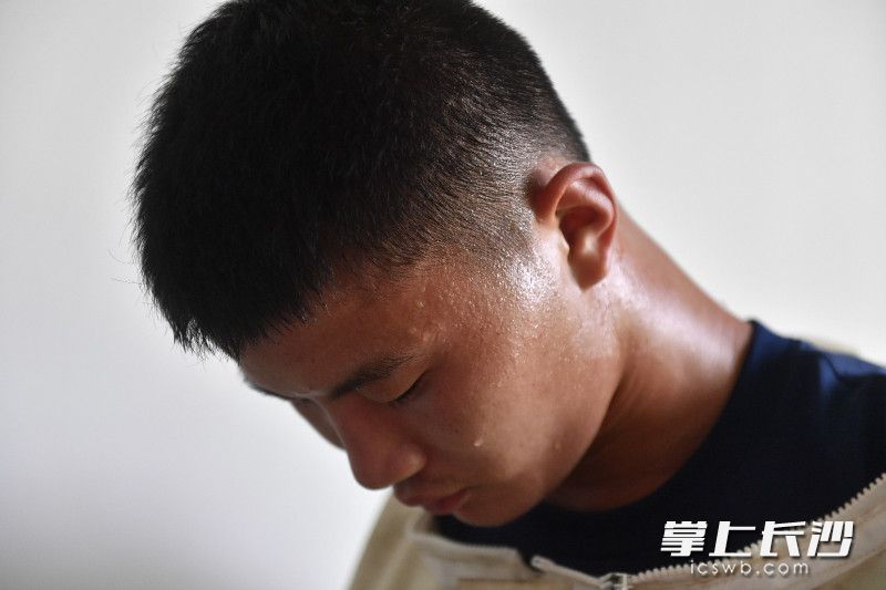 摘除一个马蜂窝，周军脱下防蜂服，满头大汗。长沙晚报全媒体记者 余劭劼 摄