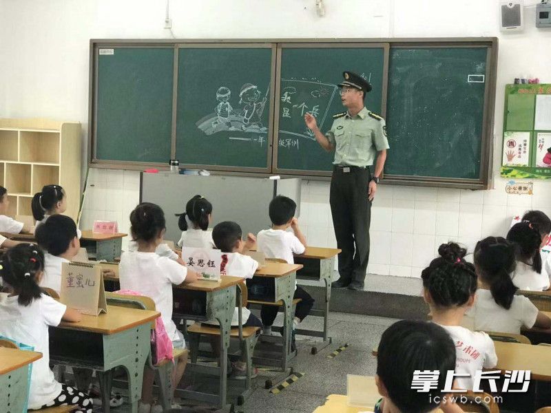育新小学对一年级四个班级的新生开启一场庄重的入营礼暨新生军训活动。照片均由长沙晚报通讯员 汤赛芳 摄