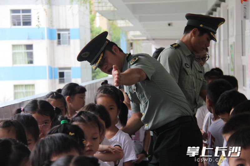 教官们正在耐心地教孩子们排队。