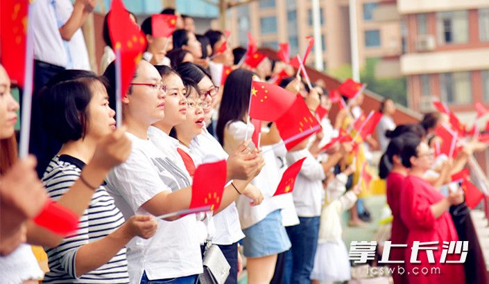 观摩方阵彩旗飘飘。通讯员唐婷摄 观摩方阵彩旗飘飘。通讯员唐婷摄