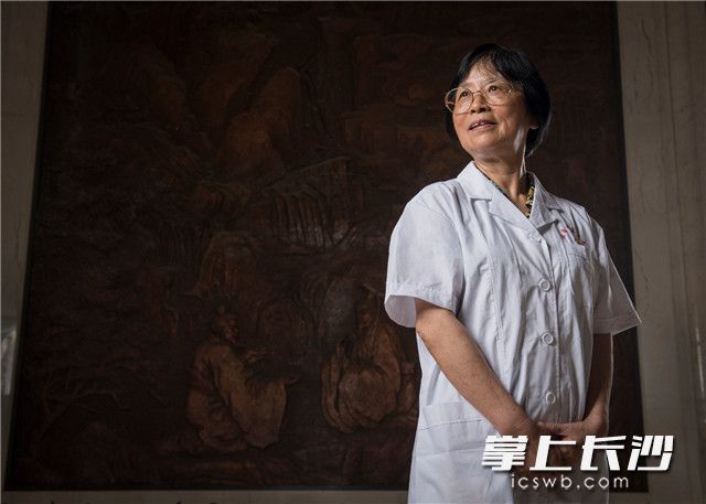 “为他人疗疾即为己疗疾，要用自己的爱心和良心为他人看病。”尤昭玲精于医术，诚于医德，这位全国中医妇科名医用坚守诠释着自己心中的“大医精诚”。长沙晚报全媒体记者 黄启晴 摄