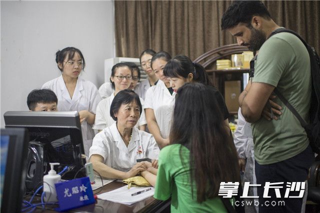 慕名而来的患者中包括不少外籍人士。9月11日，尤昭玲正在接诊一位来自巴基斯坦的女性患者，当天，她已看了13个国际号患者。长沙晚报全媒体记者 黄启晴 摄
