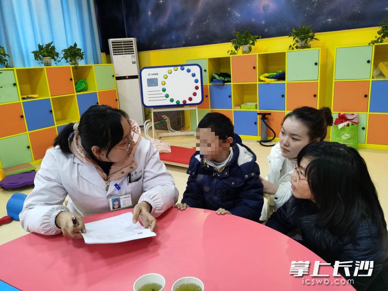 今日下午，开福区清水塘溪泉湾小学邀请洪山街道社区卫生服务中心的志愿者们入校为随班就读和送教上门的孩子义诊。