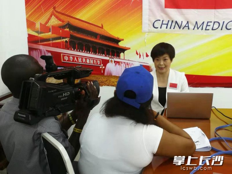 医疗队队员、湖南省妇幼保健院护理部副主任护师谢琼在传授宫颈癌的筛查与防治。本文照片由援塞医疗队队员陈鸰 摄 医疗队队员、湖南省妇幼保健院护理部副主任护师谢琼在传授宫颈癌的筛查与防治。本文照片由援塞医疗队队员陈鸰 摄