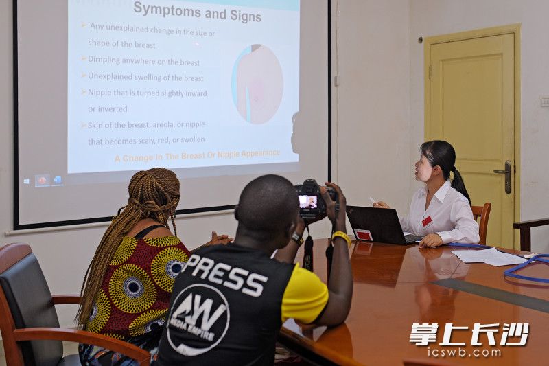医疗队队员、中南大学湘雅二医院放射科主治医师杨卉在传授乳腺癌的影像诊断。 医疗队队员、中南大学湘雅二医院放射科主治医师杨卉在传授乳腺癌的影像诊断。