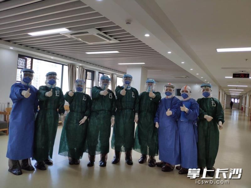 9人合影