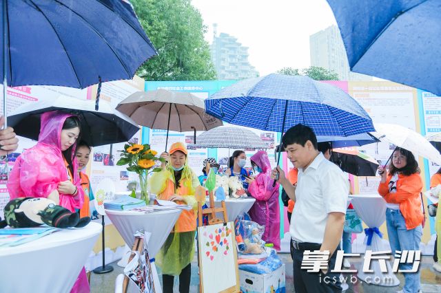 当日，20余家儿童服务类社会组织纷纷展示其在儿童服务领域的拳头服务和品牌项目。均为省民政厅供图。