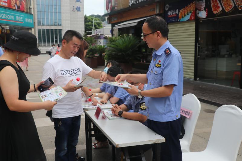 群众了解食品安全相关知识。 群众了解食品安全相关知识。