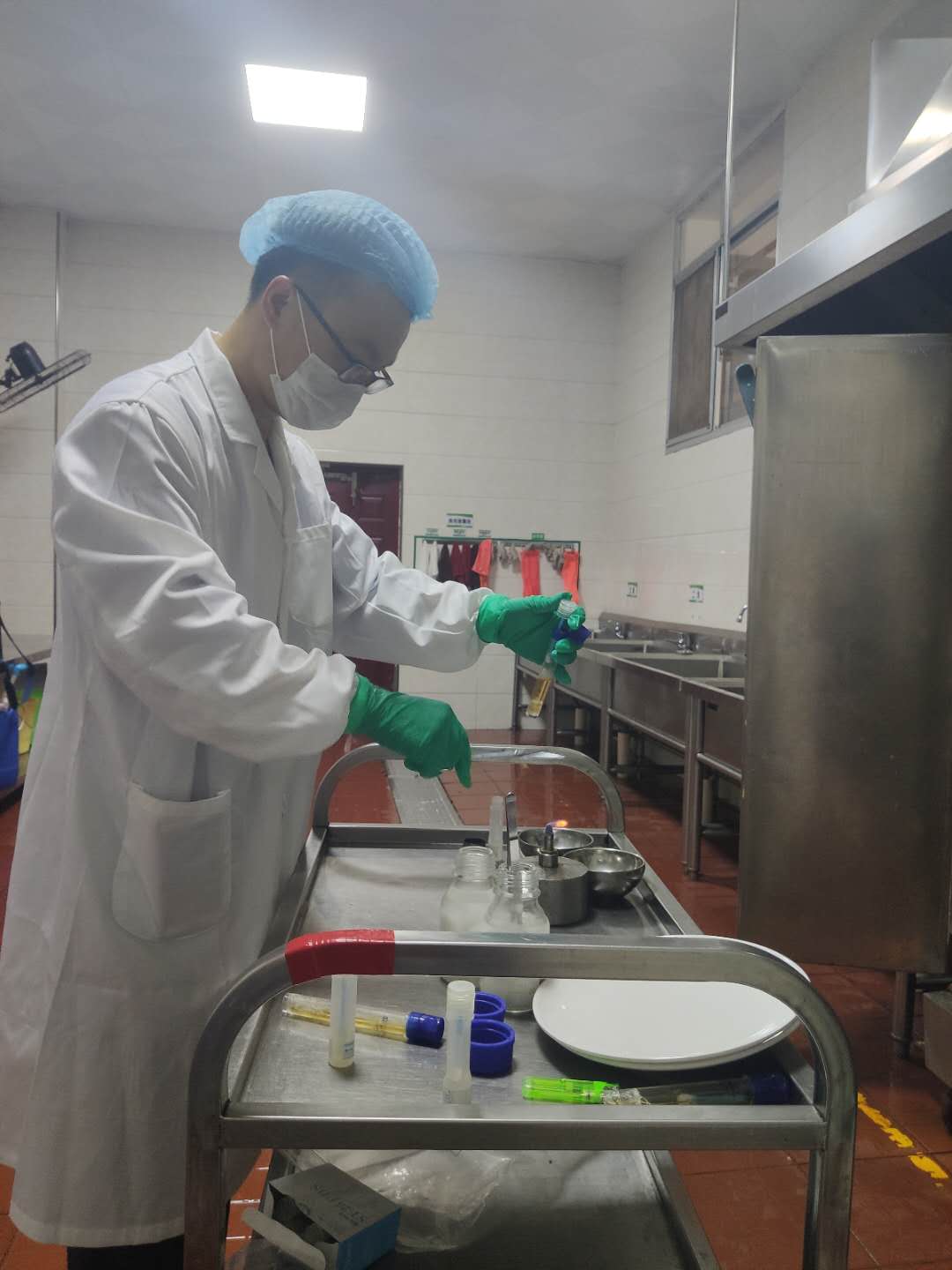 何清彦在对明德中学餐具抽样,以进行大肠杆菌项目的检测。长沙晚报全媒体记者 周辉霞摄 何清彦在对明德中学餐具抽样,以进行大肠杆菌项目的检测。长沙晚报全媒体记者 周辉霞摄