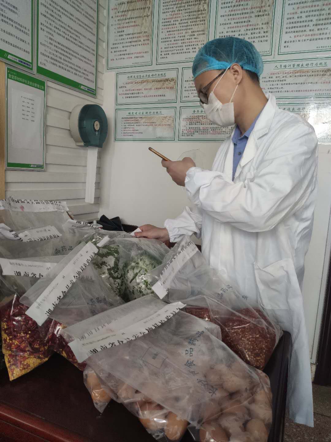 长沙市市场监管部门对全市“三考”考点学校及校园周边餐饮单位进行全覆盖检查。目前已抽检食品及食品原料、餐饮具333批次。长沙晚报全媒体记者 周辉霞摄 长沙市市场监管部门对全市“三考”考点学校及校园周边餐饮单位进行全覆盖检查。目前已抽检食品及食品原料、餐饮具333批次。长沙晚报全媒体记者 周辉霞摄