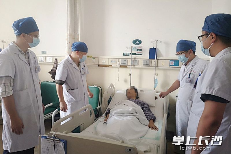 中南大学湘雅医院器官移植中心主任贺志军教授团队查房,目前谭女士恢复良好。 医院供图 中南大学湘雅医院器官移植中心主任贺志军教授团队查房,目前谭女士恢复良好。 医院供图