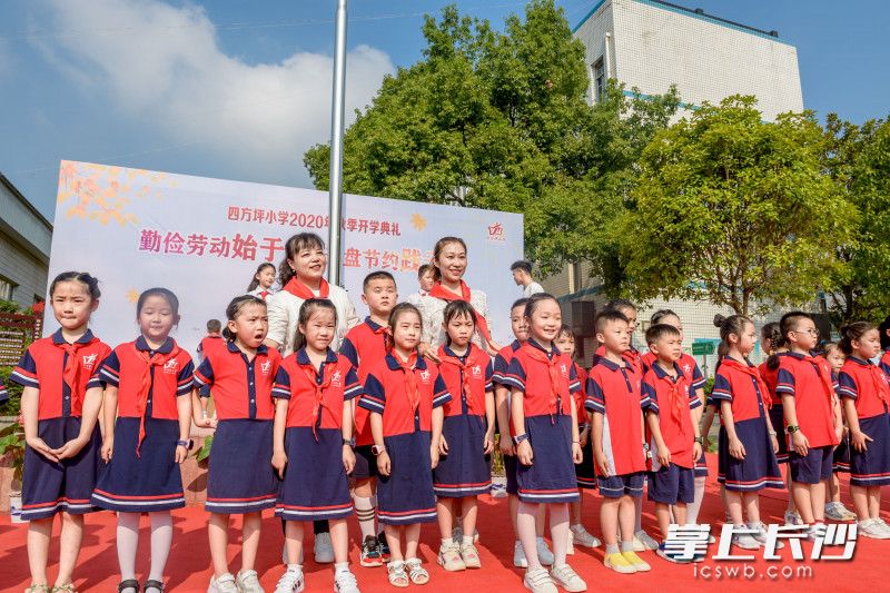 孩子们踊跃在主题展板上签名合影,表达了自己的践行勤俭节约决心。长沙晚报全媒体记者 陈飞 摄 孩子们踊跃在主题展板上签名合影,表达了自己的践行勤俭节约决心。长沙晚报全媒体记者 陈飞 摄