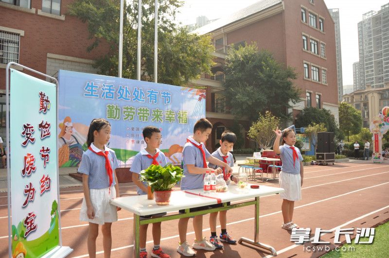 暑假期间,孩子们通过综合实践活动,以变废为宝、垃圾分类等活动,传承勤俭节约的优良传统。开学典礼上,孩子们开心地展示自己的成果。 暑假期间,孩子们通过综合实践活动,以变废为宝、垃圾分类等活动,传承勤俭节约的优良传统。开学典礼上,孩子们开心地展示自己的成果。