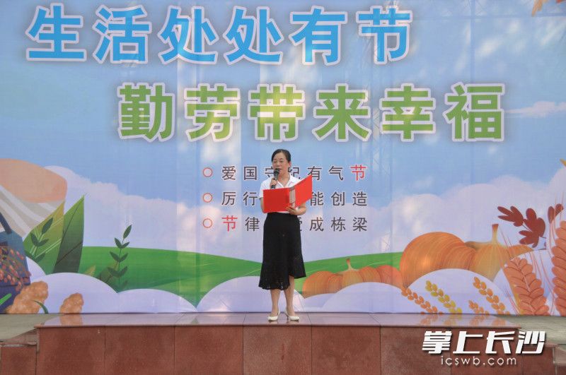 枫树山东南海小学校长赵蓉在开学第一课倡导孩子们爱国、节约、自护、自律。 枫树山东南海小学校长赵蓉在开学第一课倡导孩子们爱国、节约、自护、自律。