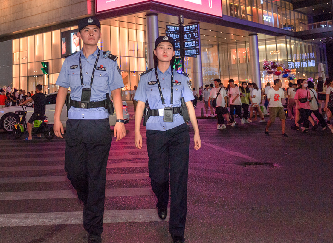 夜间,民警在繁华路段巡逻。 长沙晚报通讯员 彭滔 摄 夜间,民警在繁华路段巡逻。 长沙晚报通讯员 彭滔 摄