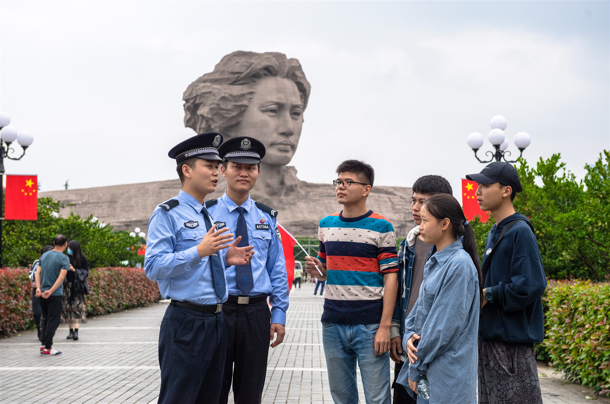 在橘子洲头,民警在巡逻过程中与游客交流。 长沙晚报通讯员 彭滔 摄 在橘子洲头,民警在巡逻过程中与游客交流。 长沙晚报通讯员 彭滔 摄