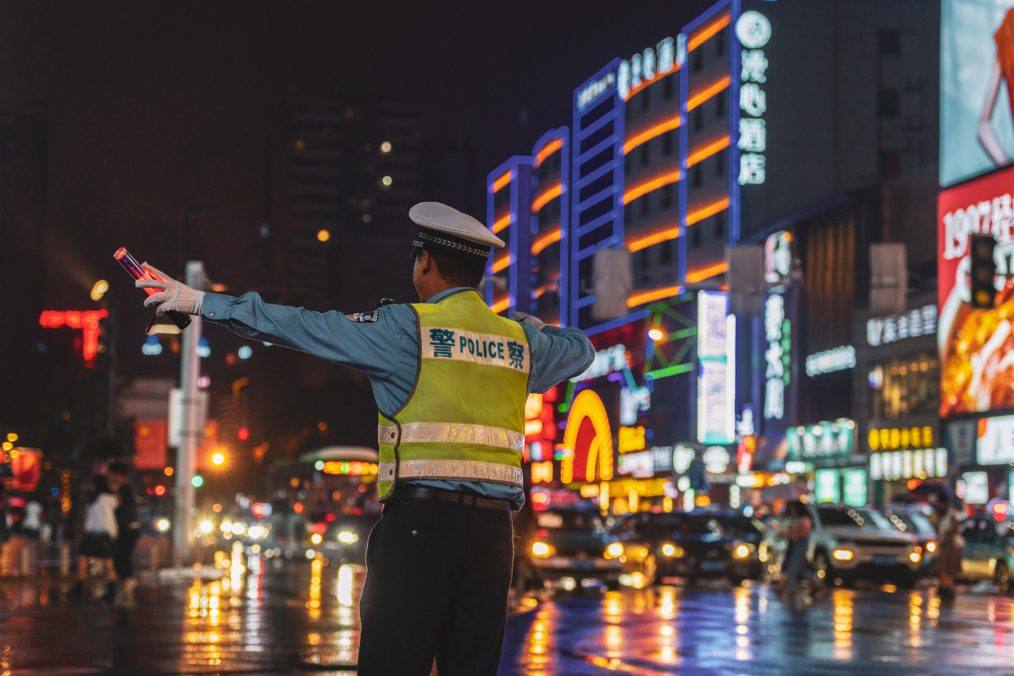 晚上,长沙交警正在路口指挥交通。 长沙晚报通讯员 彭滔 摄 晚上,长沙交警正在路口指挥交通。 长沙晚报通讯员 彭滔 摄