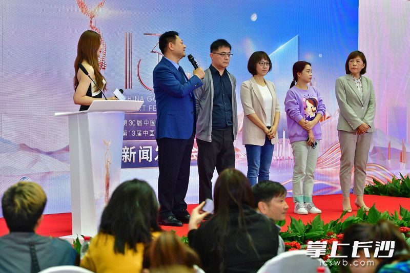 金鹰节发言人宋点和各主体活动总导演刘昕、王琴、郭晓华等人在介绍金鹰节的有关情况。长沙晚报全媒体记者 王启晴 摄 金鹰节发言人宋点和各主体活动总导演刘昕、王琴、郭晓华等人在介绍金鹰节的有关情况。长沙晚报全媒体记者 王启晴 摄