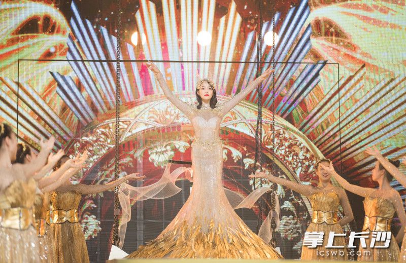 第13届金鹰节金鹰女神宋茜身穿绝美发光战袍压轴出场。主办方供图 第13届金鹰节金鹰女神宋茜身穿绝美发光战袍压轴出场。主办方供图