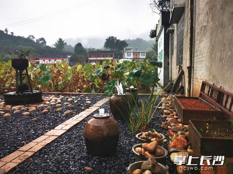 邓寒松设计的“生活之源”的喷泉景观。通讯员 娄梦瑶 摄