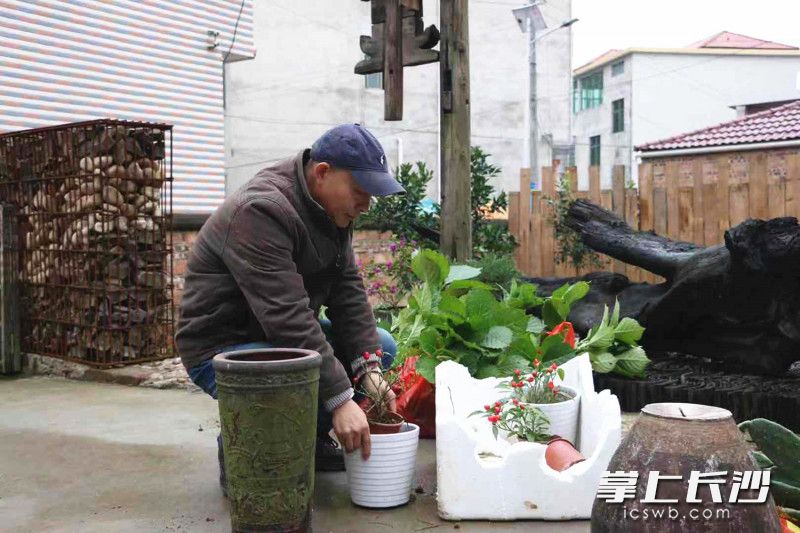 同学们经常调侃邓寒松像个“包工头”。通讯员 彭怡峰 摄