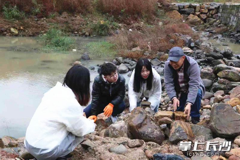 邓寒松领着学生在村里到处“捡废品”。通讯员 彭怡峰 摄