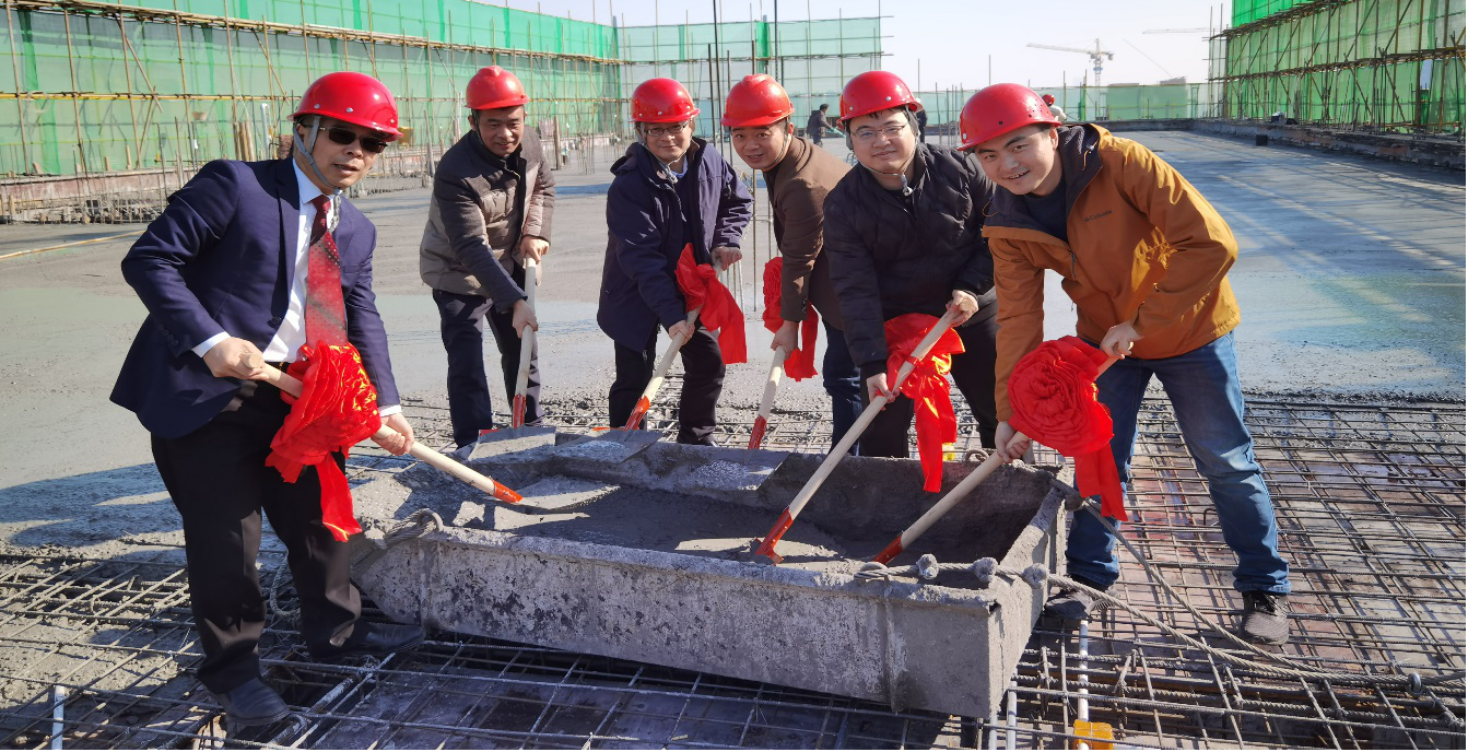 凯德技术长沙股份有限公司在隆平高科技园凯德工业自动化产业园项目施工现场举行了主楼封顶仪式。受访者供图 凯德技术长沙股份有限公司在隆平高科技园凯德工业自动化产业园项目施工现场举行了主楼封顶仪式。受访者供图