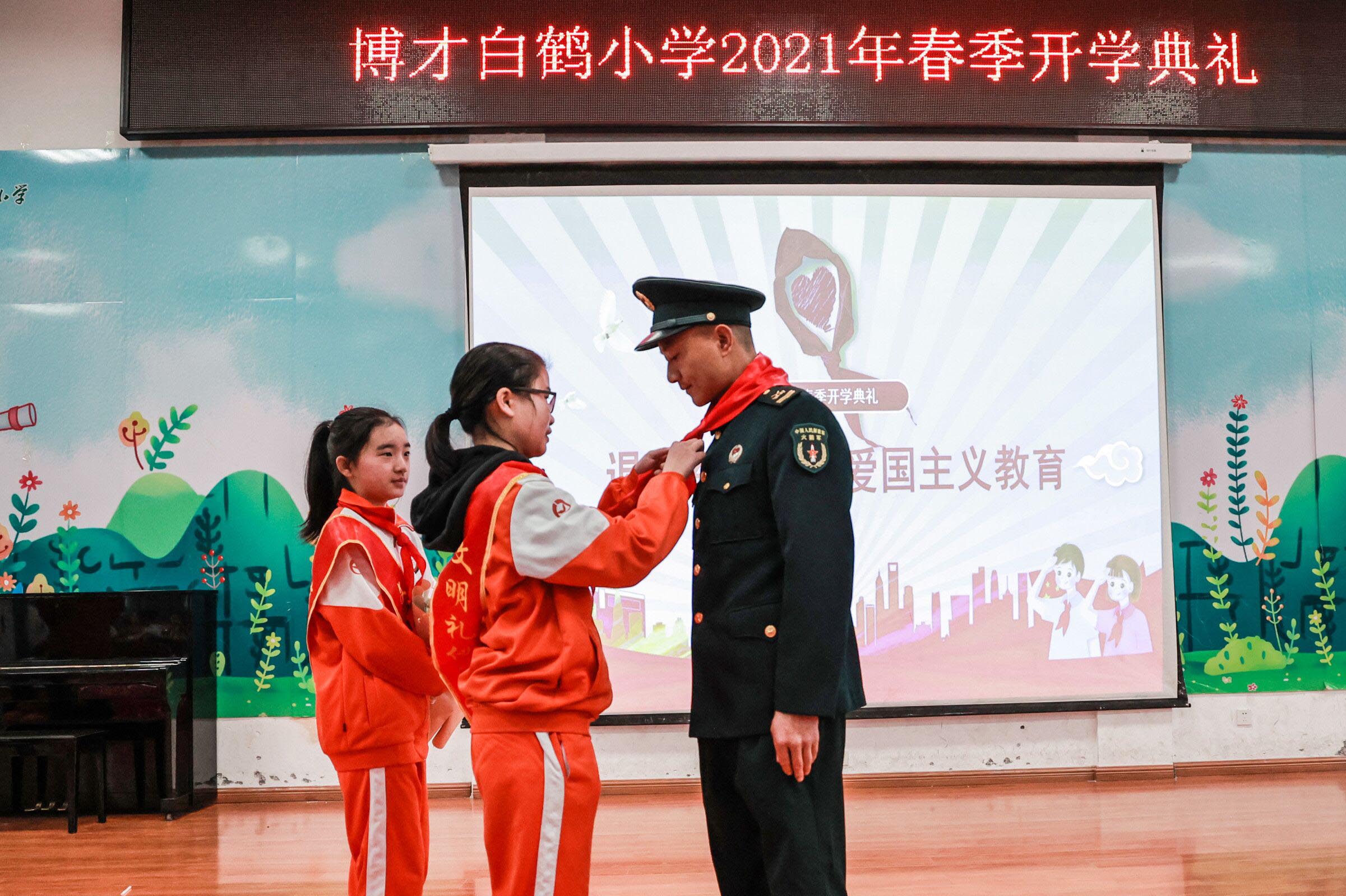 少先队员代表为贺叔叔献上珍贵的礼物——红领巾。学校供图