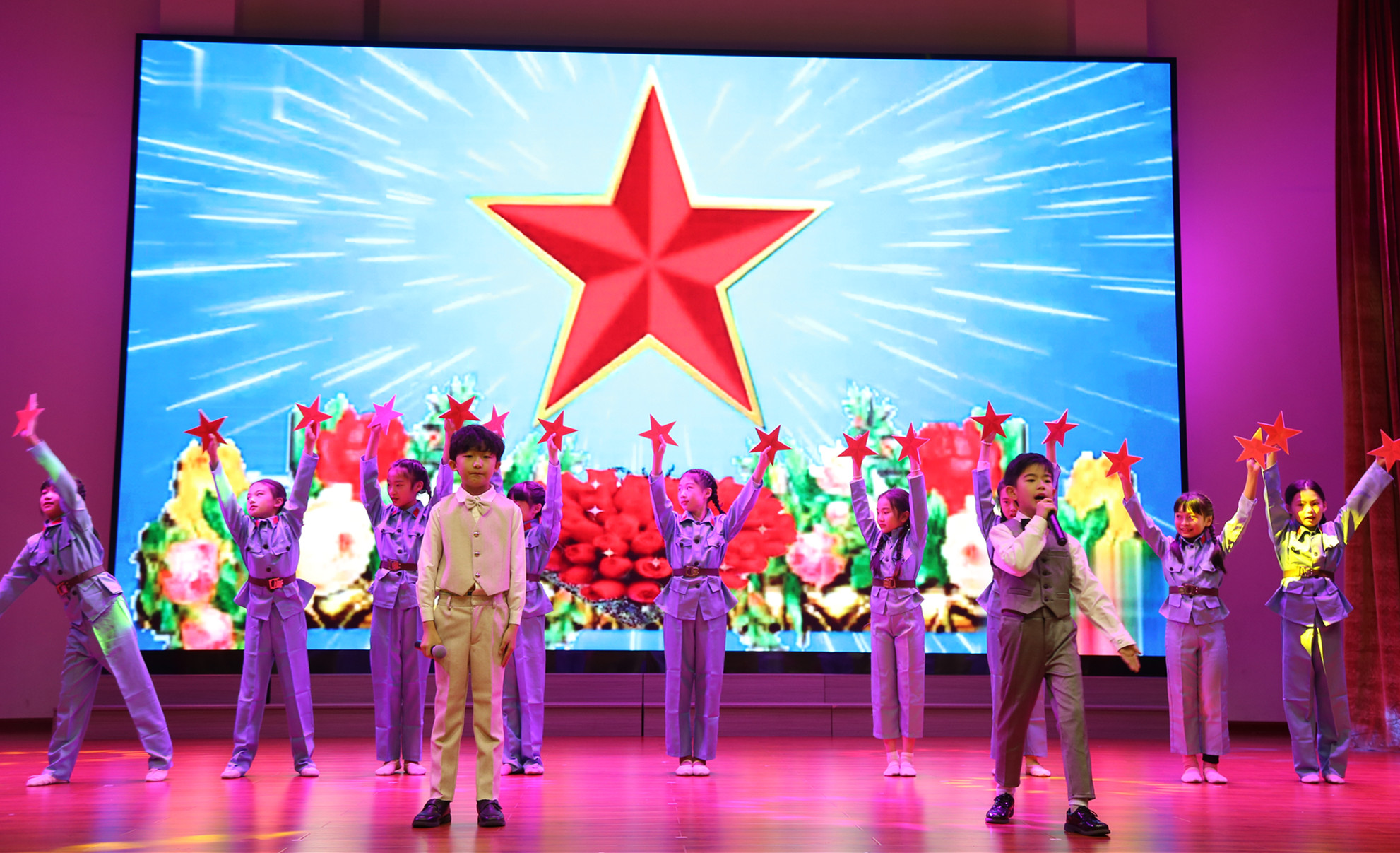 开学典礼上,天心区实验小学的同学们表演了精彩的节目。 开学典礼上,天心区实验小学的同学们表演了精彩的节目。