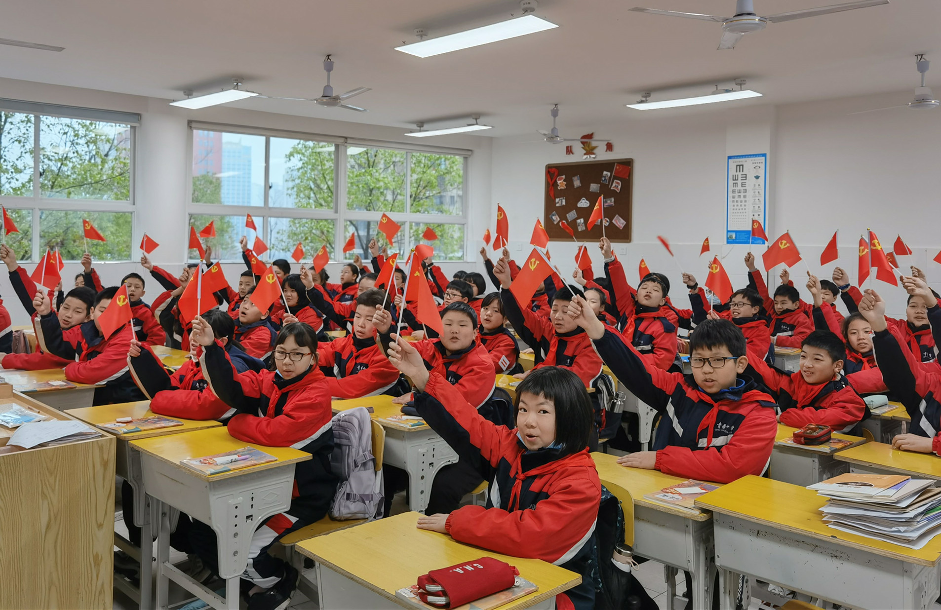 青园教育集团万芙校区的同学们挥舞小党旗,表达对建党百年的祝福。 青园教育集团万芙校区的同学们挥舞小党旗,表达对建党百年的祝福。
