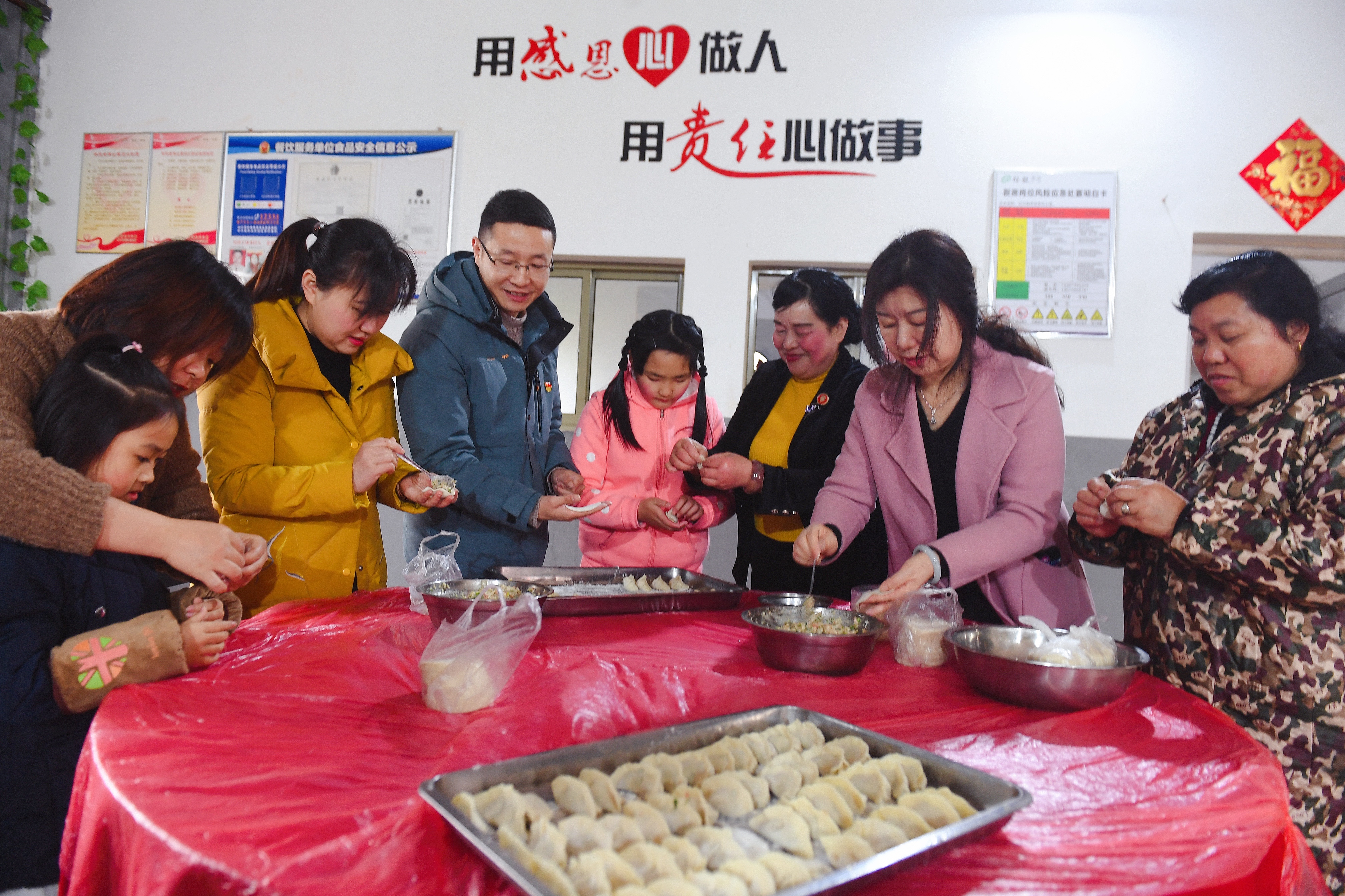 志愿者们在帮厨包饺子。图片均为长沙晚报全媒体记者 贺文兵 摄